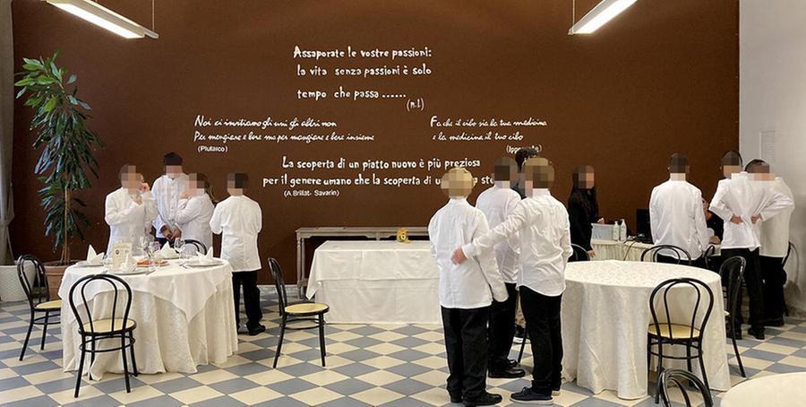 
	Nella foto in alto la sala da pranzo dell&rsquo;istituto alberghiero Mattei di Rosignano con alcuni ragazzi a lezione (foto d&rsquo;archivio)

