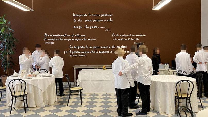 Nella foto in alto la sala da pranzo dell’istituto alberghiero Mattei di Rosignano con alcuni ragazzi a lezione (foto d’archivio)