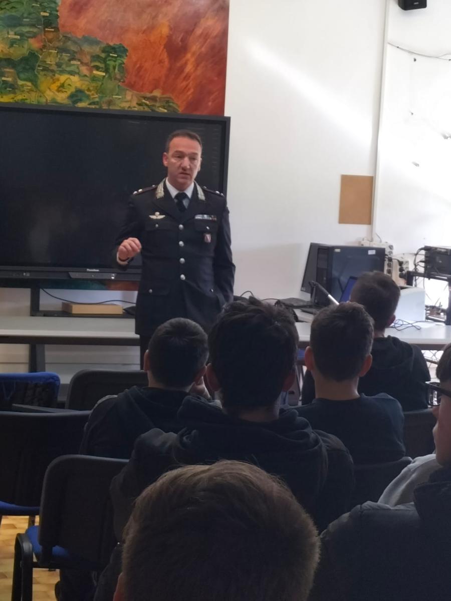 Grosseto: bullismo e cyberbullismo, carabinieri in cattedra al “Manetti-Porciatti”