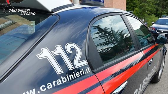 Rubano 1.500 euro di profumi, denunciati in due