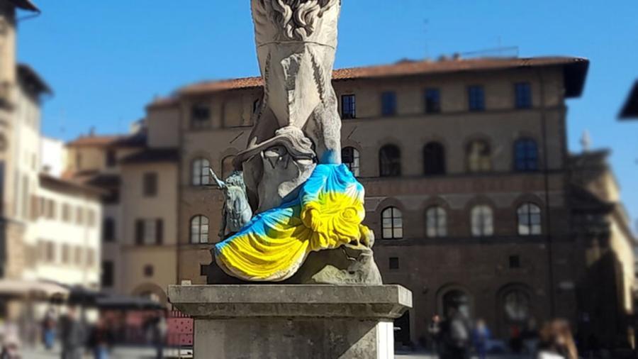 Verniciò la “Pietà” di Vezzoli con i colori dell’Ucraina e il giudice lo assolve: «Non è un’opera d’arte»