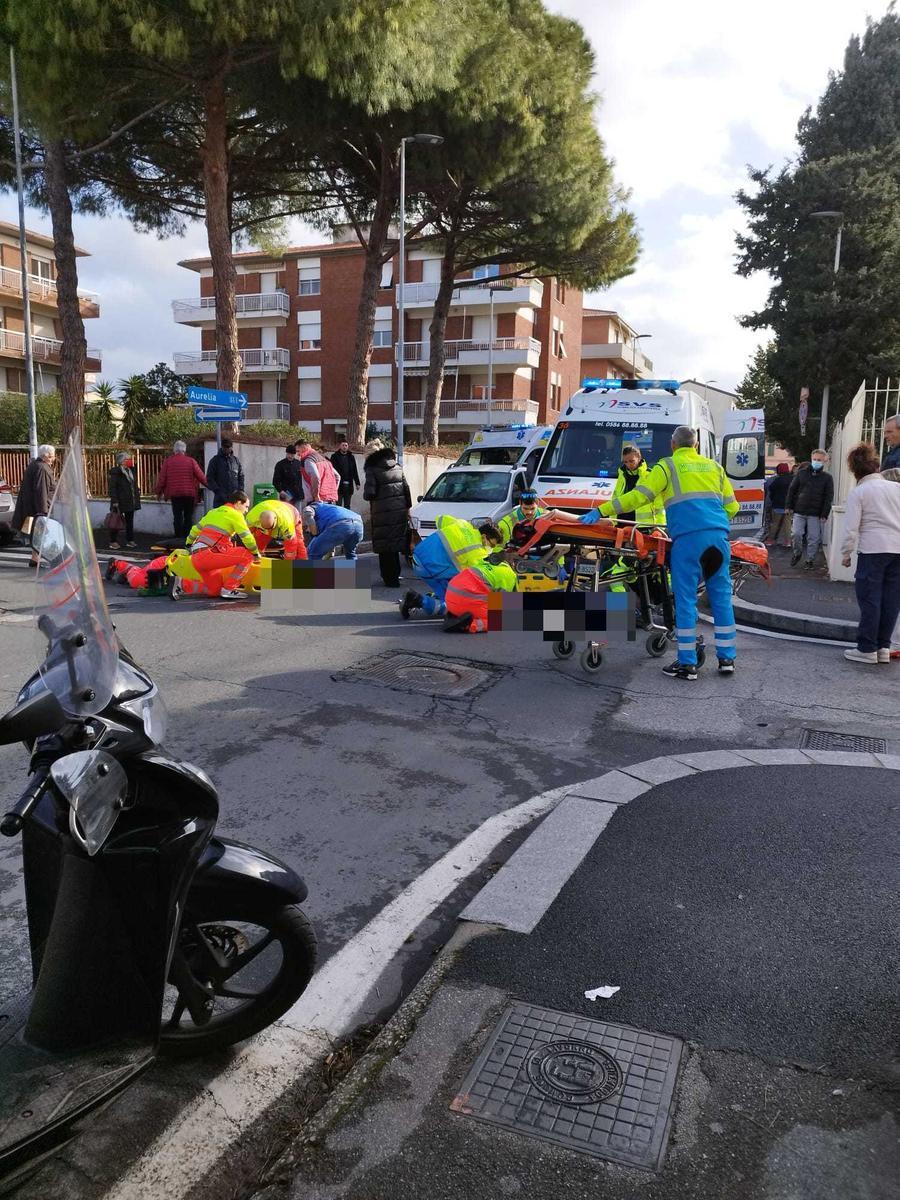 Via del Mare, coppia investita sulle strisce pedonali