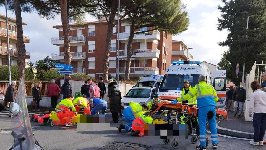 Via del Mare, coppia investita sulle strisce pedonali