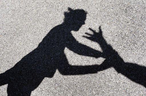Via dai compagni violenti e stupratori, la storia di due donne: «Morire era la scelta più facile, ho resistito per i miei figli»