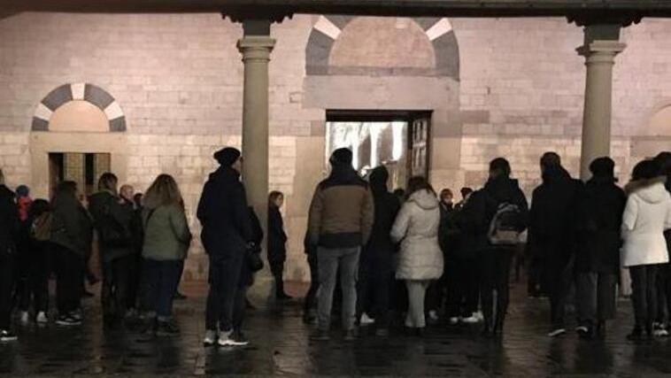 Uccisi nell’incendio a Sesto, l’abbraccio di mamma Debora: «Luca è la luce che mi dà la forza»