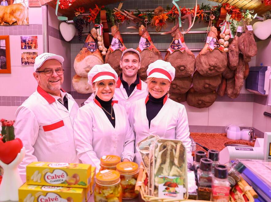 Pistoia, la macelleria Lenzi compie 40 anni: «Qui quattro attività hanno chiuso, noi resistiamo col chilometro zero»