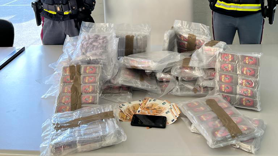 Trovato con 26 chili di droga nella Bmw: trasportava hashish per 300mila euro