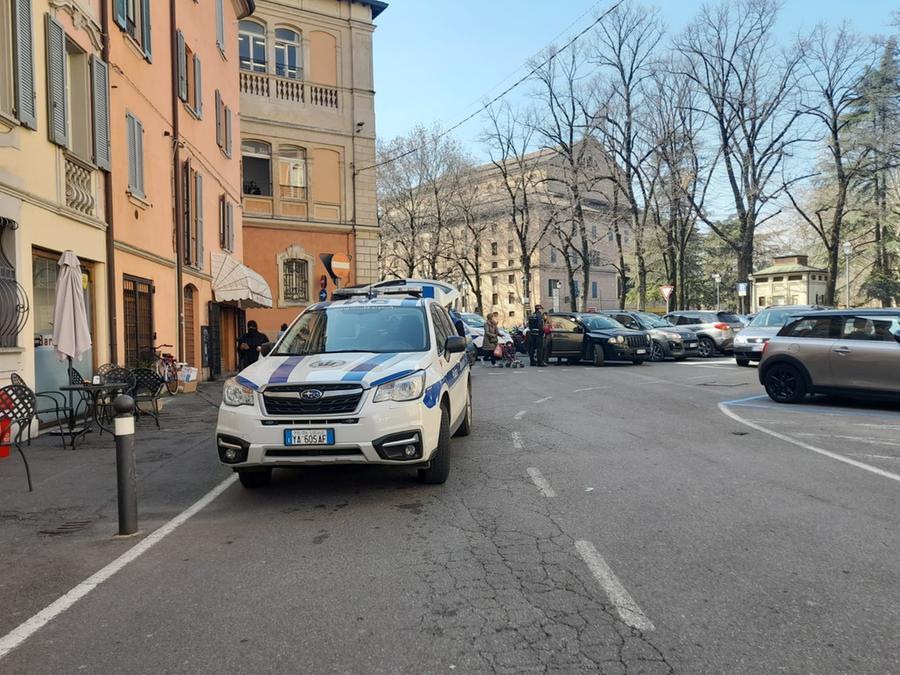Preso a pugni durante una lite «Pestato a sangue in pieno centro»