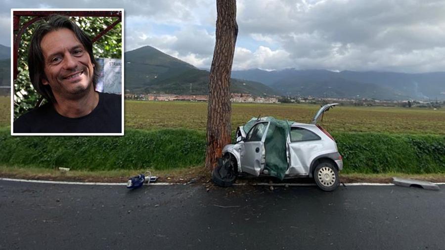 
	L'auto dopo l'incidente e nel riquadro la vittima, il musicista Andrea Lanini&nbsp;

