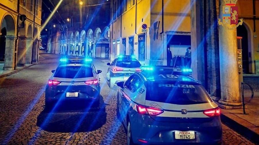 Modena fa una spaccata in pizzeria: arrestato all'uscita