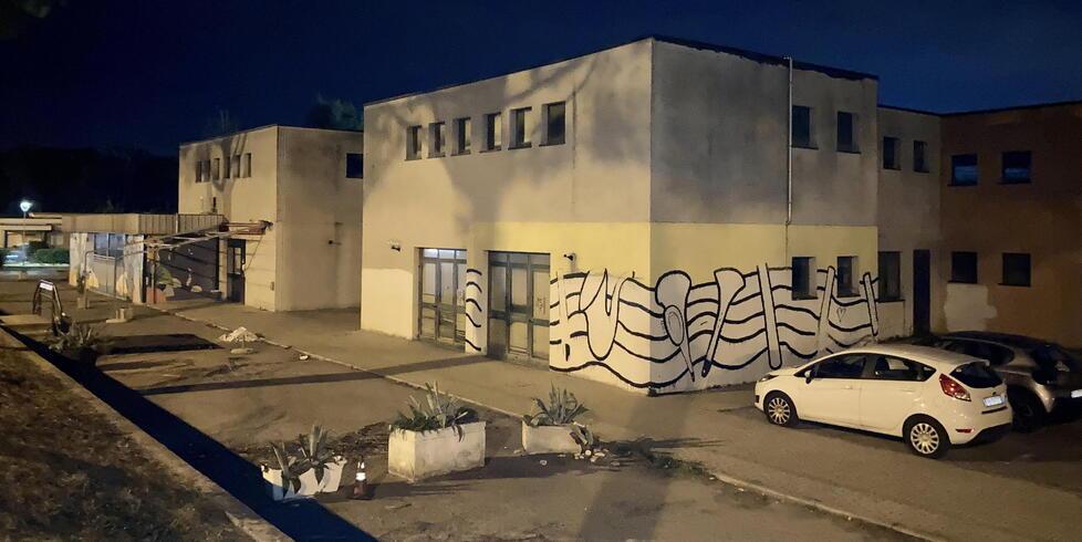 Cecina, staccato il contatore della luce al bocciodromo. La protesta del sindaco: «C’erano i bimbi che suonavano, non si fa così» – Video