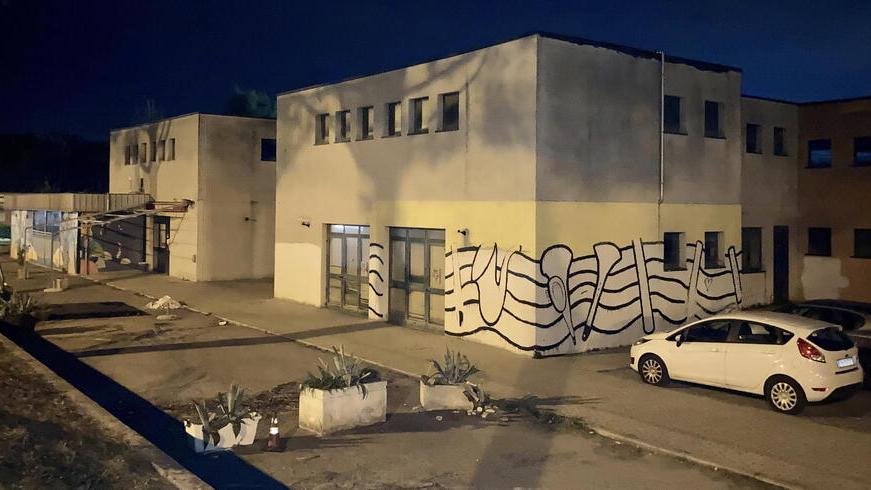 Cecina, staccato il contatore della luce al bocciodromo. La protesta del sindaco: «C’erano i bimbi che suonavano, non si fa così» – Video