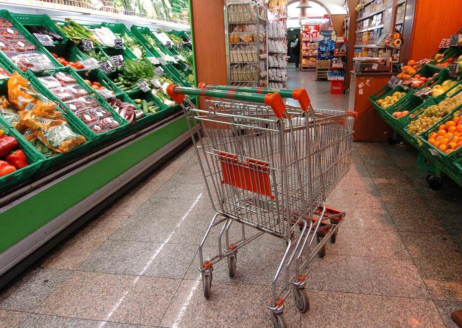 San Felice Atti osceni al supermercato ma viene assolto: «Ha il Parkinson» 