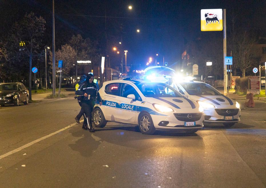 Modena. Rider colpito da una portiera Cade e viene travolto da un’auto 