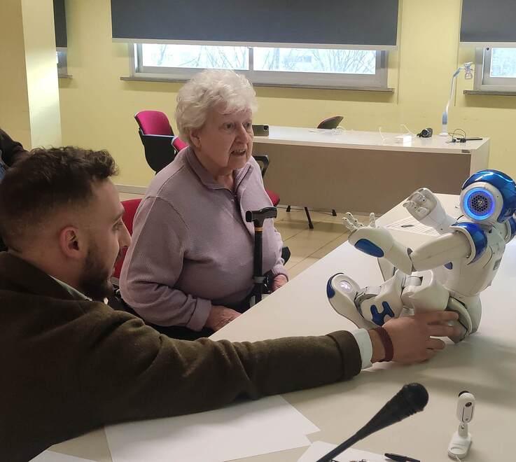 Carpi. «Ciao, sono Nao» Il robot-nipote aiuta e gioca con gli anziani 