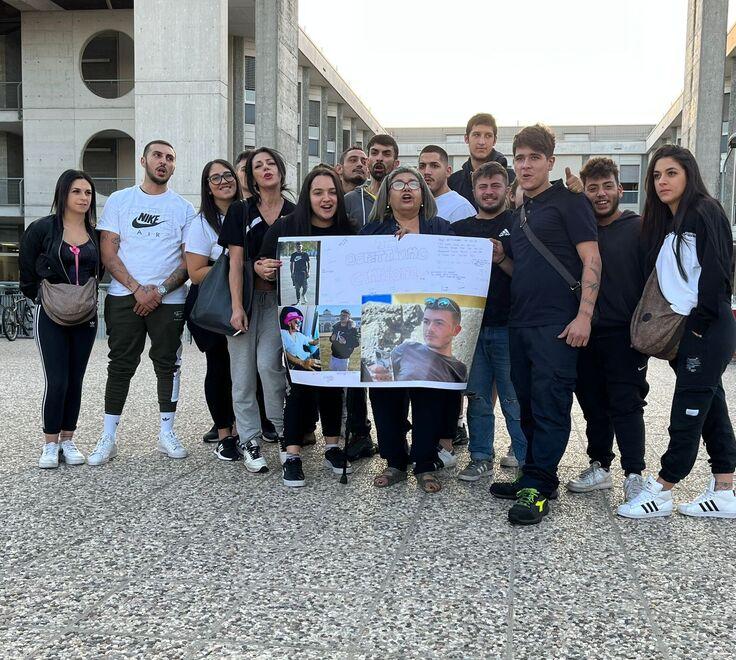 Modena. Ferito in testa con un sasso «Mio figlio ce la farà» Gli aggressori in tribunale 