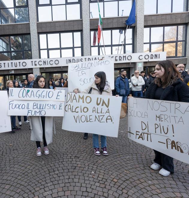 Modena. Istituto Corni, la piazza si riempie I ragazzi: «Scioperiamo» 
