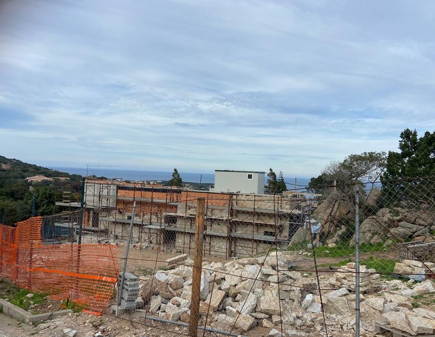 Abusi nella mega villa di Vacchi, la Procura congela il cantiere