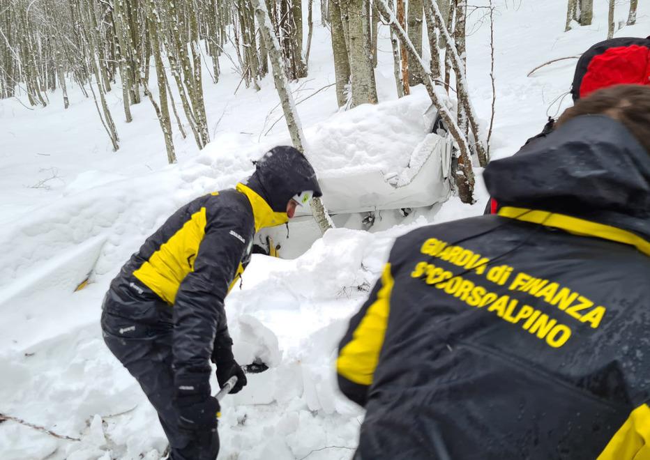 Pievepelago Aereo caduto, domani il recupero con l’elicottero dei vigili del fuoco 