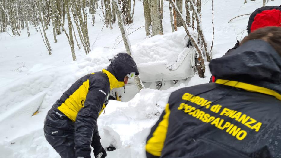 Pievepelago Aereo caduto, domani il recupero con l’elicottero dei vigili del fuoco