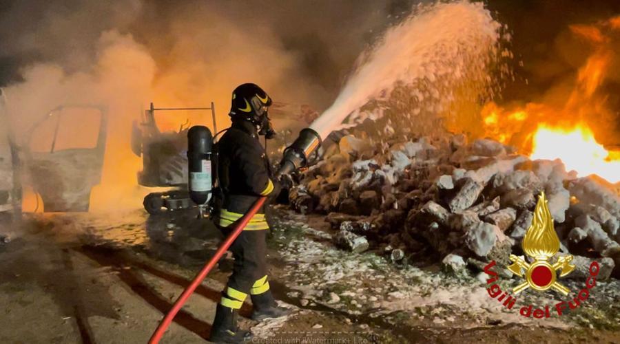 Olbia, paura in via Caltanissetta: in fiamme un deposito di legna