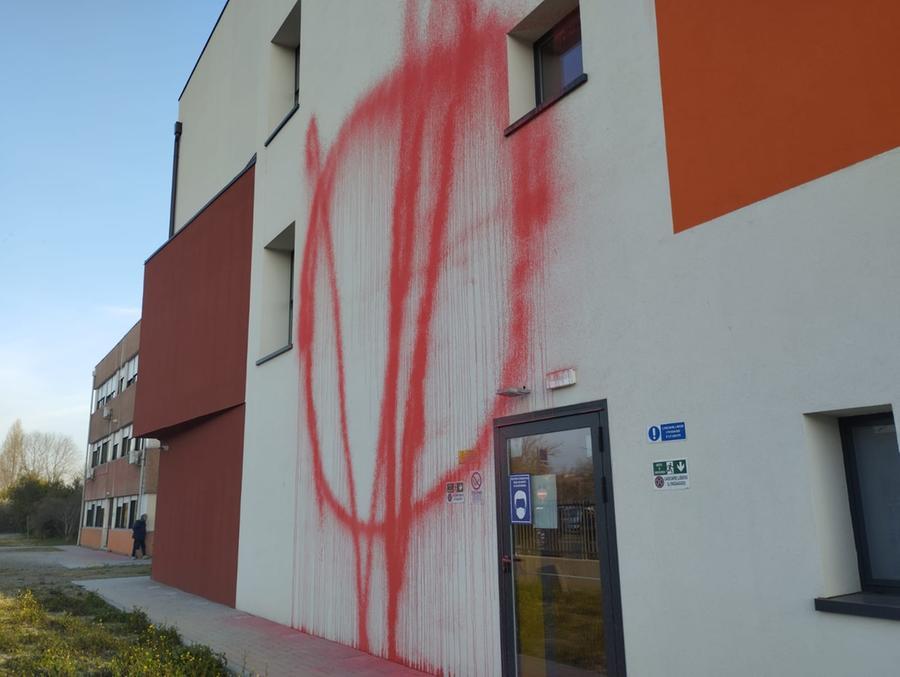 Modena Tornano gli imbrattatori No-Vax: vernice rossa sulla palazzina del Selmi