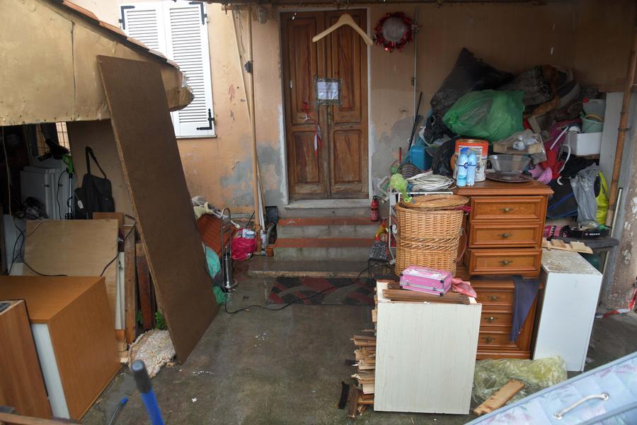 Olbia, sgombero in via Aretino: «Ma noi resteremo qui»