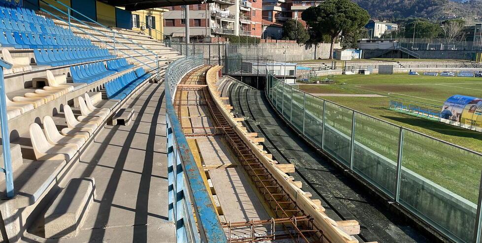 Carrara, stadio: corsa contro il tempo per sistemare la tribuna. L’obiettivo sono le partite dei playoff