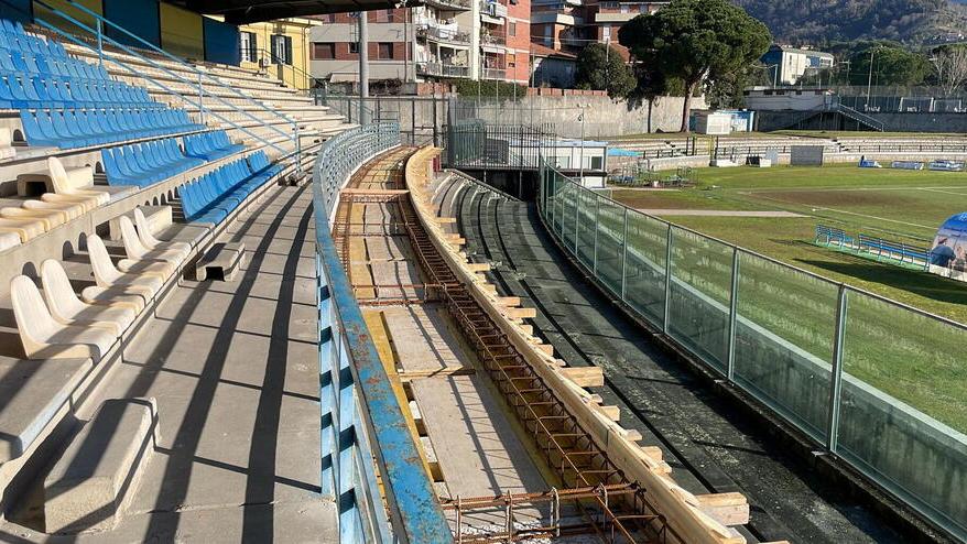 Carrara, stadio: corsa contro il tempo per sistemare la tribuna. L’obiettivo sono le partite dei playoff