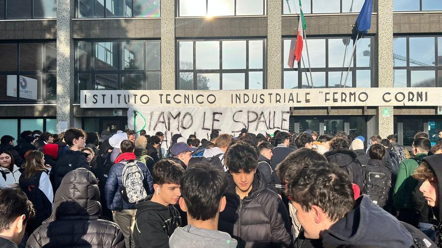 Modena, sciopero degli studenti del Corni: «Basta violenze: non si può avere paura di andare a scuola»
