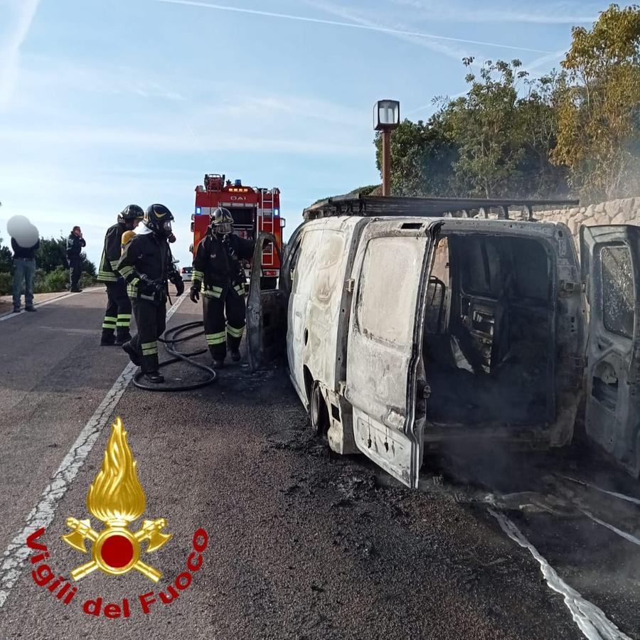 Porto Cervo, a fuoco un furgone: indagano i carabinieri