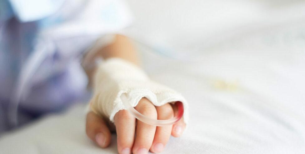 Cecina, malata di tumore e senza lavoro: appello per una mamma single di due bimbe piccole