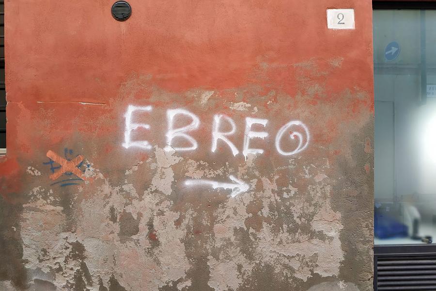 Ferrara, in centro compare la scritta “ebreo”