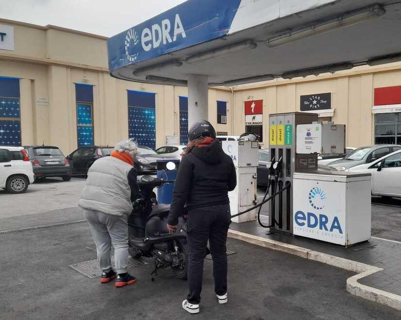 Benzinaia rapinata a Livorno da due giovani. «Mi hanno strappato il bracciale»