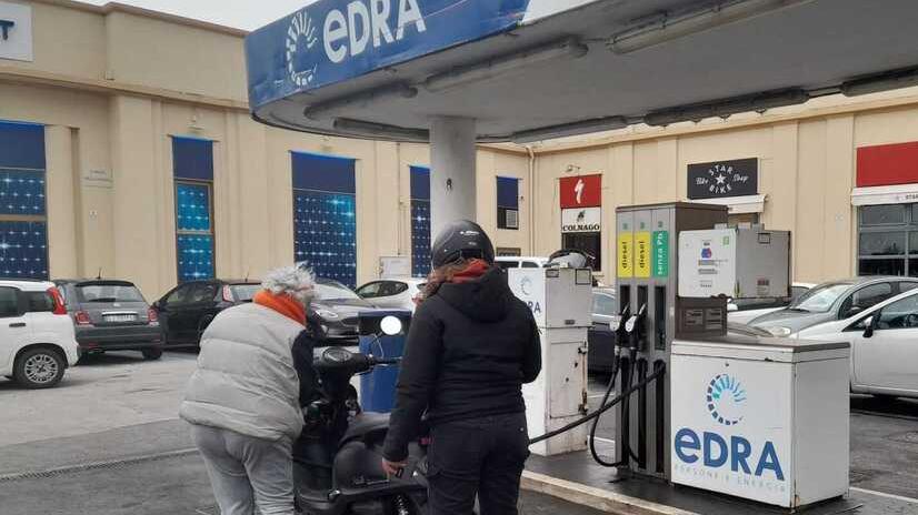 Benzinaia rapinata a Livorno da due giovani. «Mi hanno strappato il bracciale»