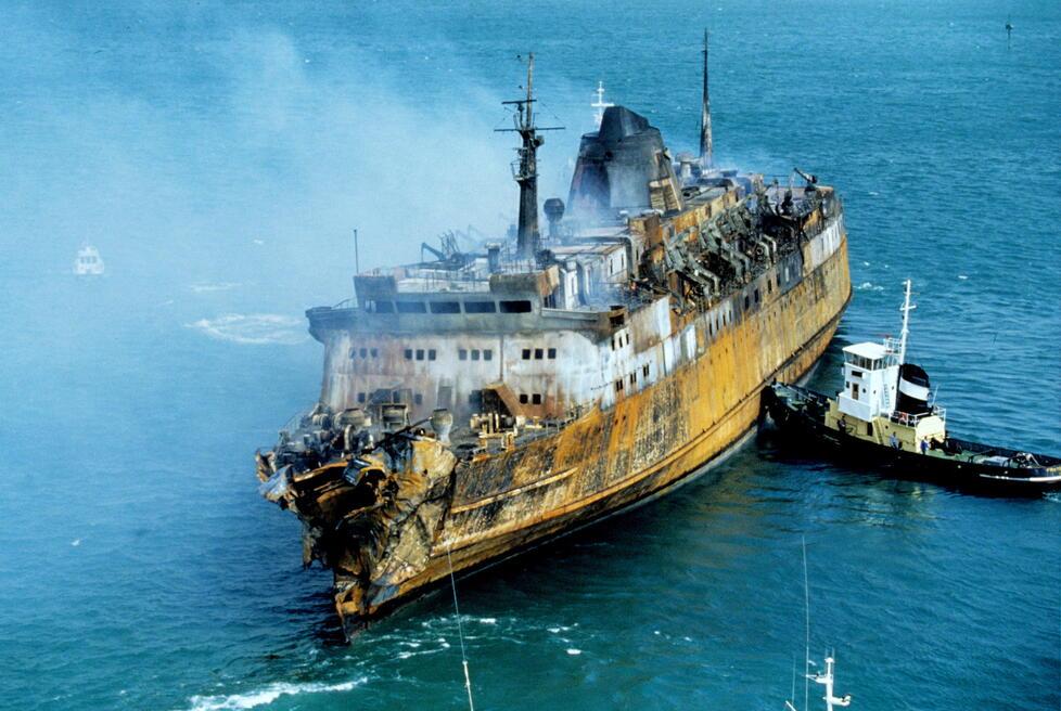 Il relitto del Moby in una foto di Massimo Sestini