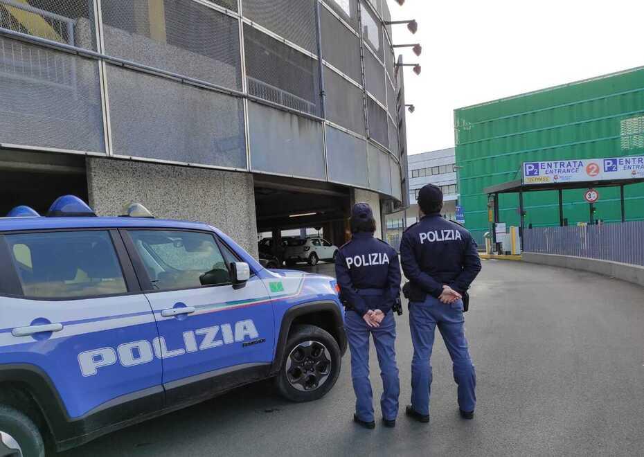 Più di 40 auto svaligiate fuori dall’aeroporto di Pisa: la coppia dei furti tradita da un post sui social