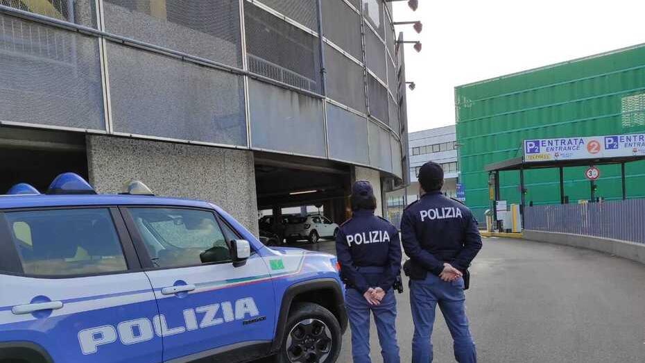 Più di 40 auto svaligiate fuori dall’aeroporto di Pisa: la coppia dei furti tradita da un post sui social