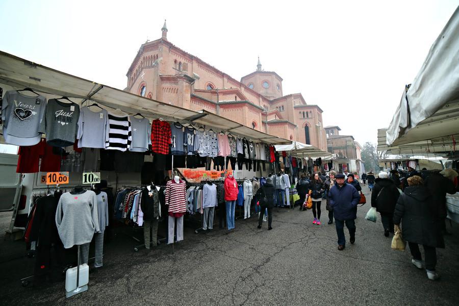 Poggio Renatico, lite per il posto al mercato: donna finisce all’ospedale