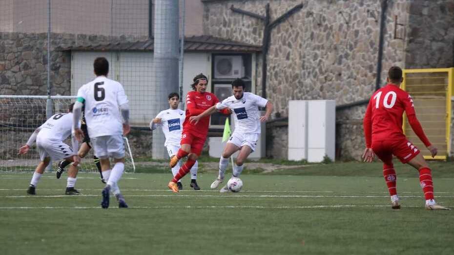 Fumogeno acceso fuori dallo stadio. Daspo per due tifosi biancorossi