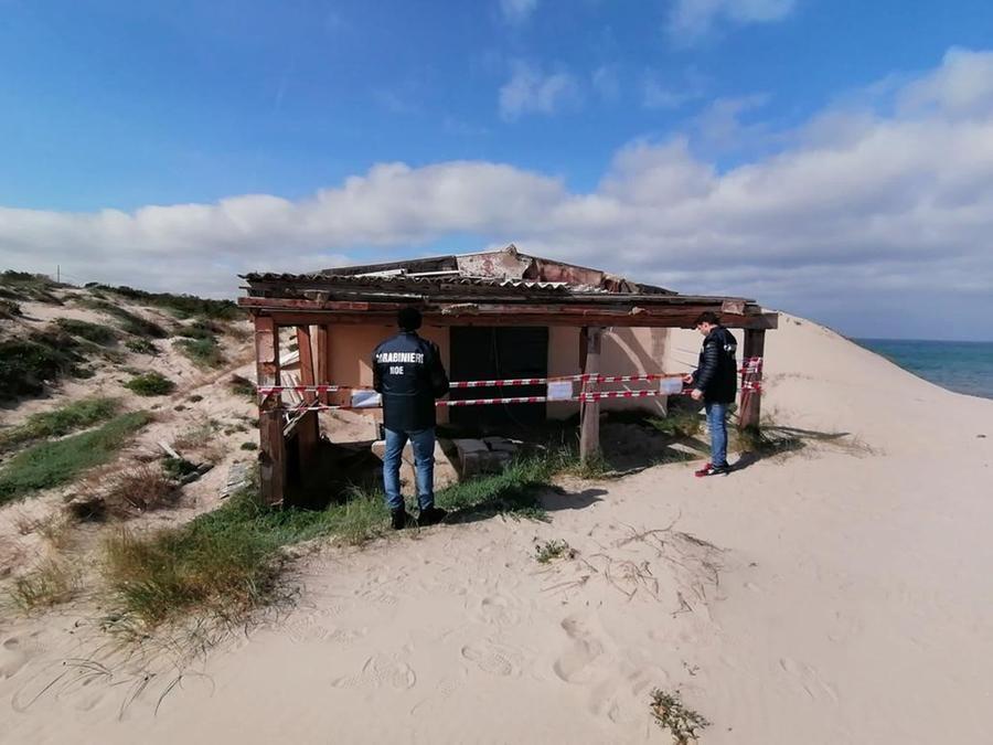 Struttura abbandonata e trasformata in una discarica sequestrata sul litorale della Marina di Sorso