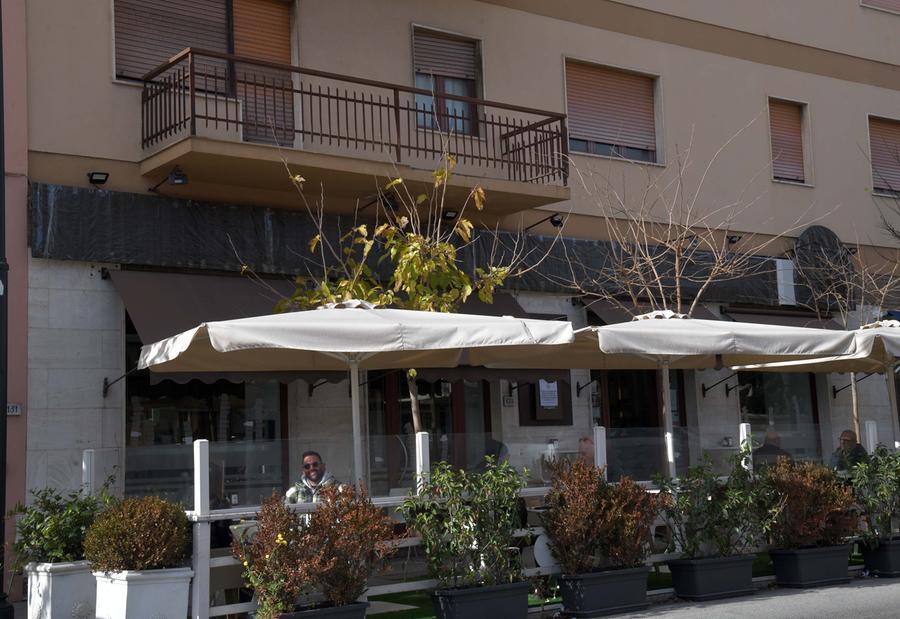 -
Insegne a lutto - caffetteria Tiramisù in V.le A. Moro 