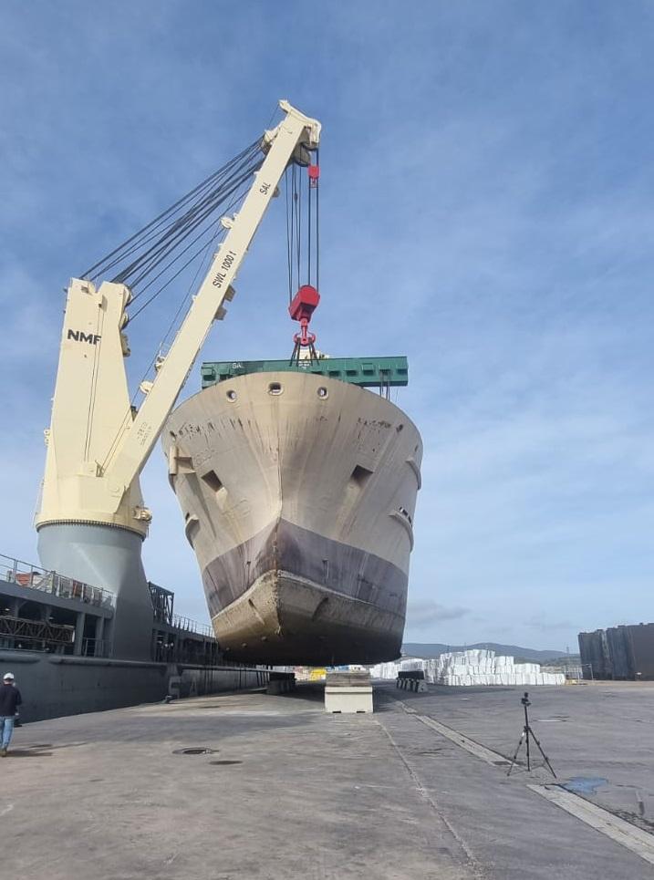 Porto di Piombino, sollevato uno scafo da 1.260 tonnellate: nuova commessa per il cantiere della Pim