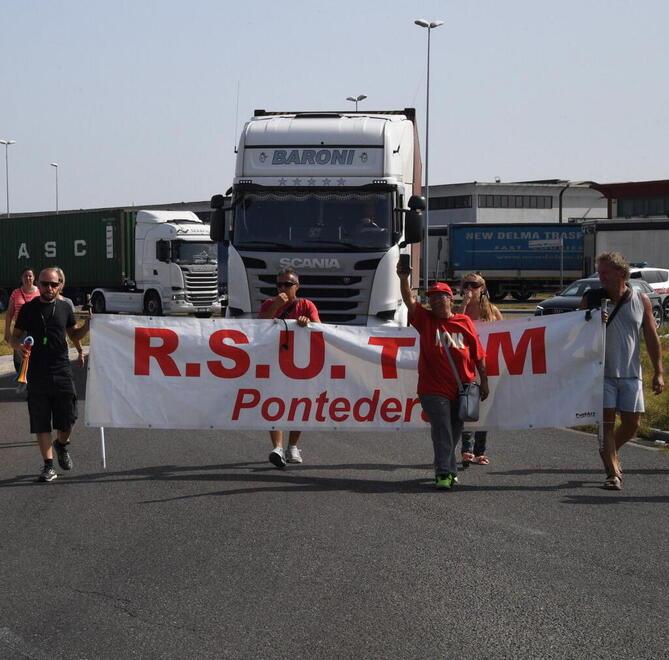 Gli operai della Tmm in protesta nel 2018 nella zona industriale di Pontedera