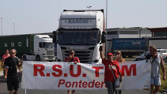 Gli operai della Tmm in protesta nel 2018 nella zona industriale di Pontedera