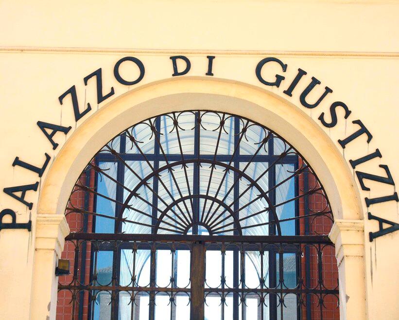 Ferrara, adescò una 13enne sui social. A processo il padre di un’amica