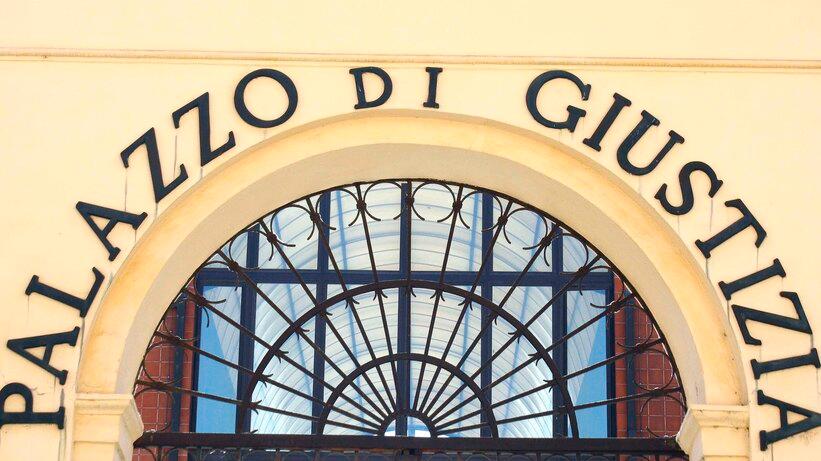 Ferrara, adescò una 13enne sui social. A processo il padre di un’amica