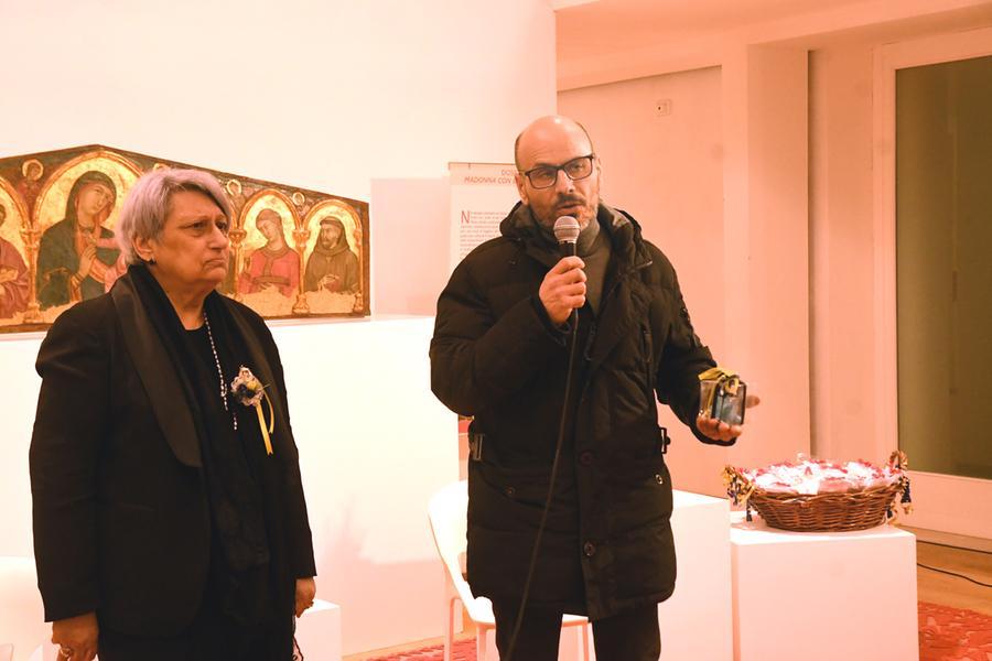 
	Il padre di&nbsp; Chiara si rivolge ai presenti&nbsp;dopo aver ritirato il premio

