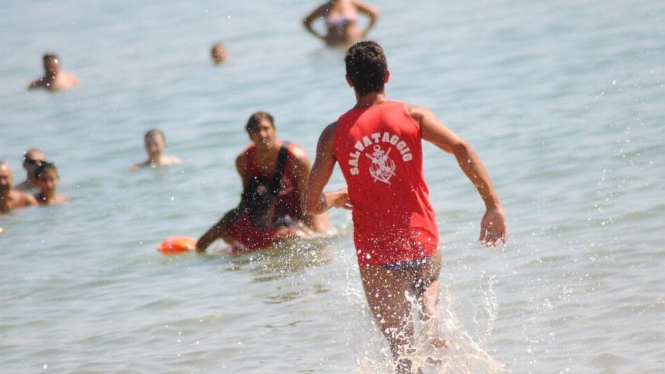 Nessuno vuole fare il bagnino, la costa toscana lancia l'sos. E i titolari  degli stabilimenti prendono i brevetti di salvamento Il Tirreno