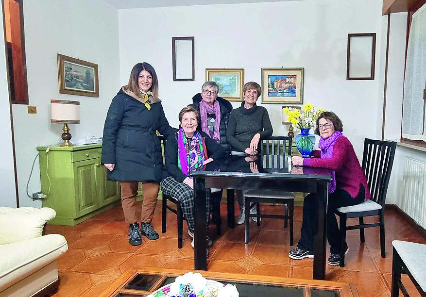 
	La presidente Giuseppina Roggio (seduta a sinistra) con le volontarie <em>(foto Massimo Locci)</em>

